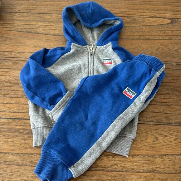 2 great Levi size 2T sweatsuits - Picture 3 of 11